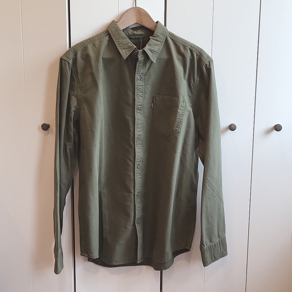 Levi's NWT Standard Button Down Shirt - Large - Army Green - Picture 1 of 6